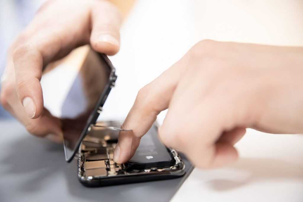 Специалисты по ремонту iPhone нарушили частную жизнь женщины, разместив ее фотографии в Интернете - Apple, как сообщается, выплатила миллионы